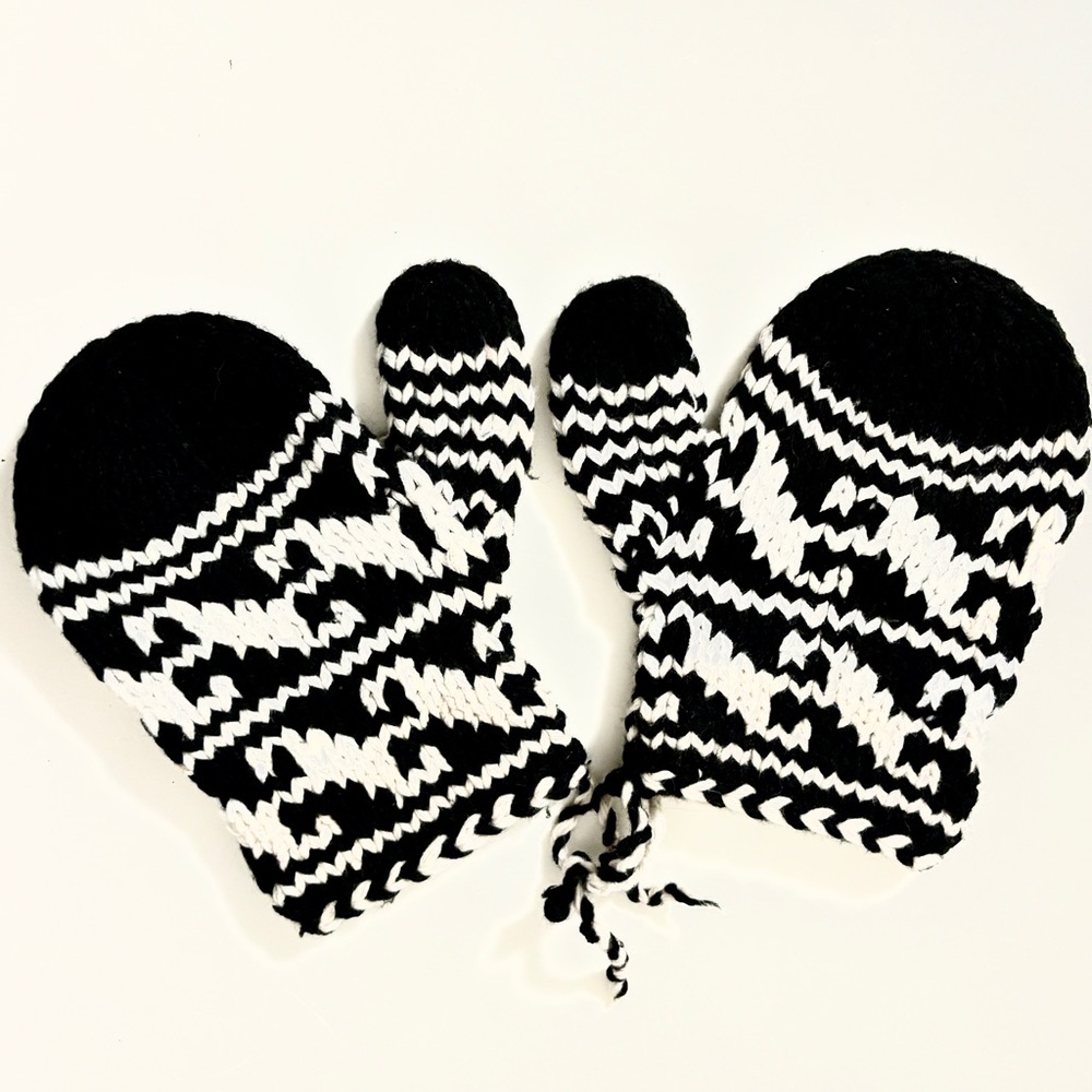 Adult Black & White Hand Knit Mittens
